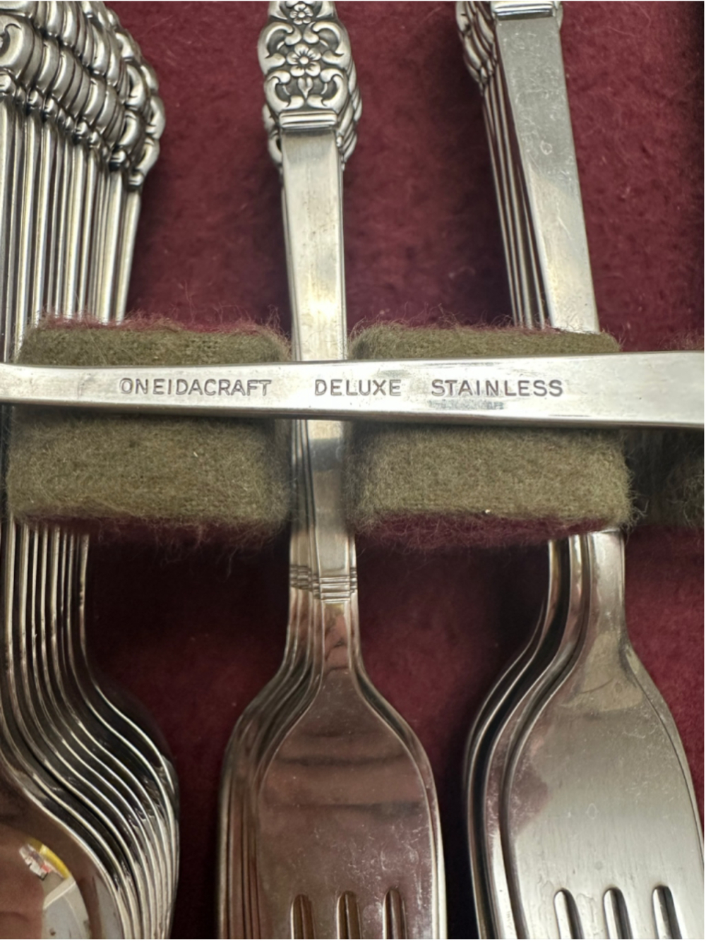 Unisex Oneidacraft Deluxe Stainless Flatware Set One Size Silver - Picture 2 of 2